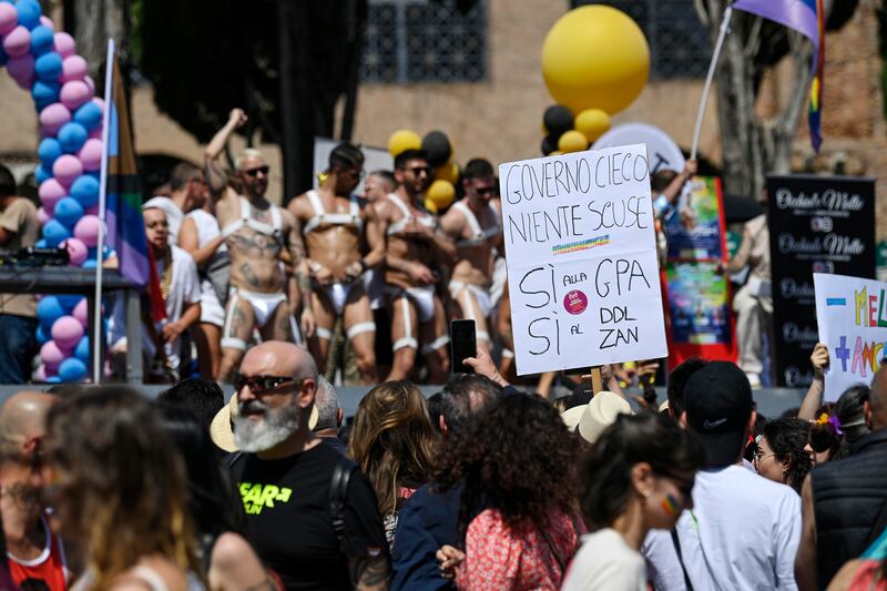 Utero in affitto e insulti al governo: al Roma pride va in scena la polemica 1