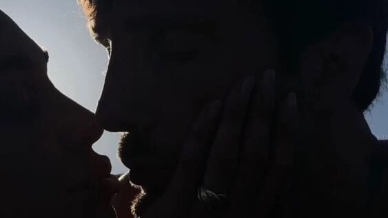 Fuga d’amore a Ponza per Belen e Stefano. E arriva il bacio social