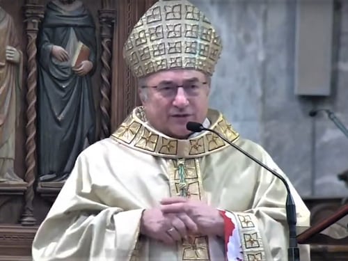 Al vescovo non suona la sveglia e la messa di Natale salta