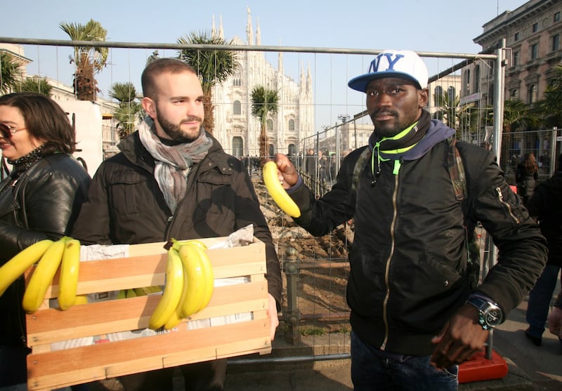 Piazza Duomo, la Lega distribuisce le banane 15