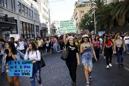 Roma, gli studenti in piazza per il clima 7