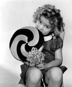 Addio ai Riccioli d'oro. Morta Shirley Temple  Nata il 23 aprile 1928 a Santa Monica, intraprese la carriera cinematografica all’età di sei anni, arrivando a girare quaranta film prima dei dodici 2