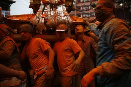 Bhaktapur si colora per il festival nepalese del Sindoor 10