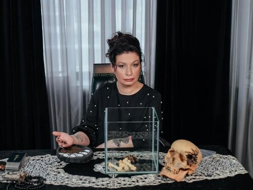 La "strega di Putin" finisce in cella: chi è Alyona Polyn