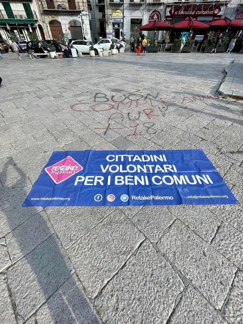 Imbrattano il pavimento davanti alla tomba di Falcone: i volontari al lavoro