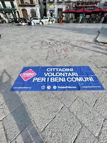Sporcato il pavimento davanti la tomba di Falcone 7