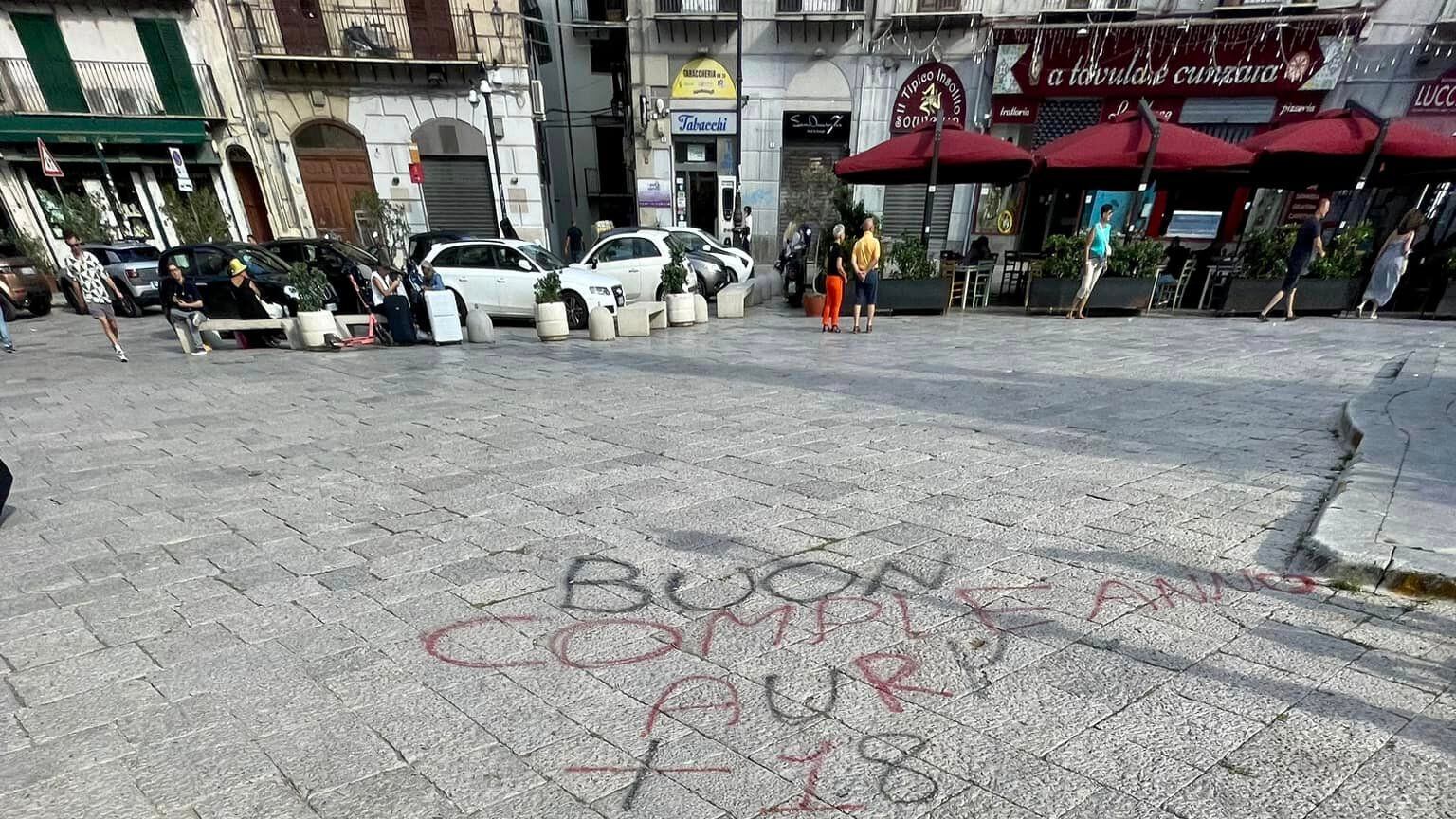 Imbrattano il pavimento davanti alla tomba di Falcone: i volontari al lavoro