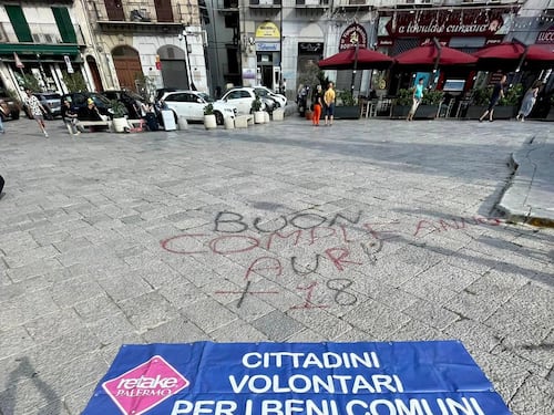 Imbrattano il pavimento davanti alla tomba di Falcone: i volontari al lavoro