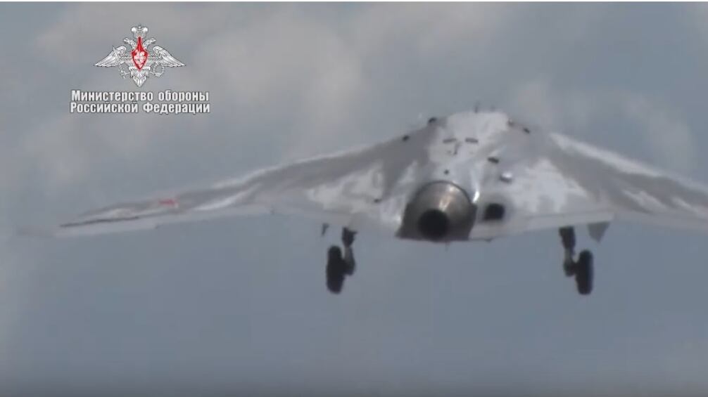 Russia, le immagini del primo volo del drone Hunter