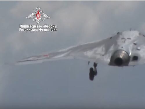 Russia, le immagini del primo volo del drone Hunter
