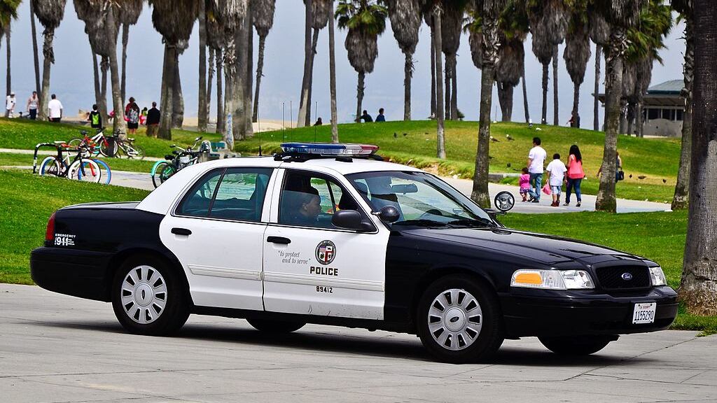 Los Angeles, poliziotto incriminato per avere "palpeggiato il petto di una donna morta"