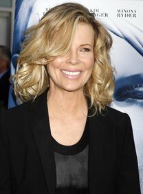Kim Basinger: dopo lo strip tease più sexy torna sul set 23