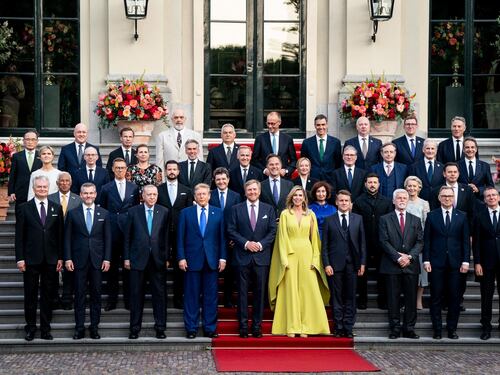 Trump agita il vertice della Nato. "L'articolo 5? Non è scontato"