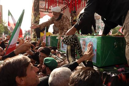 Teheran scende in piazza per i funerali dei "martiri" della guerra dei 12 giorni 16