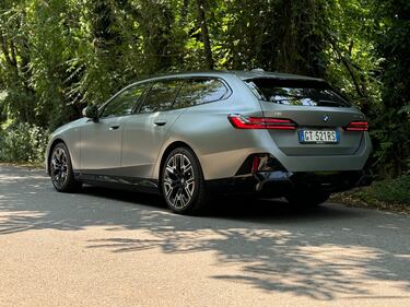 BMW i5 Touring eDrive40: guarda la gallery della Station Wagon elettrica da 340 CV 12