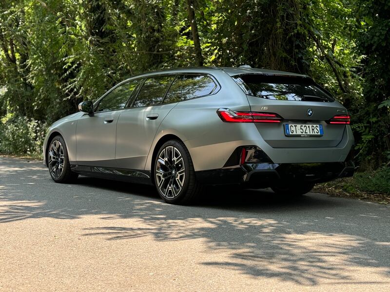 BMW i5 Touring eDrive40: guarda la gallery della Station Wagon elettrica da 340 CV 12