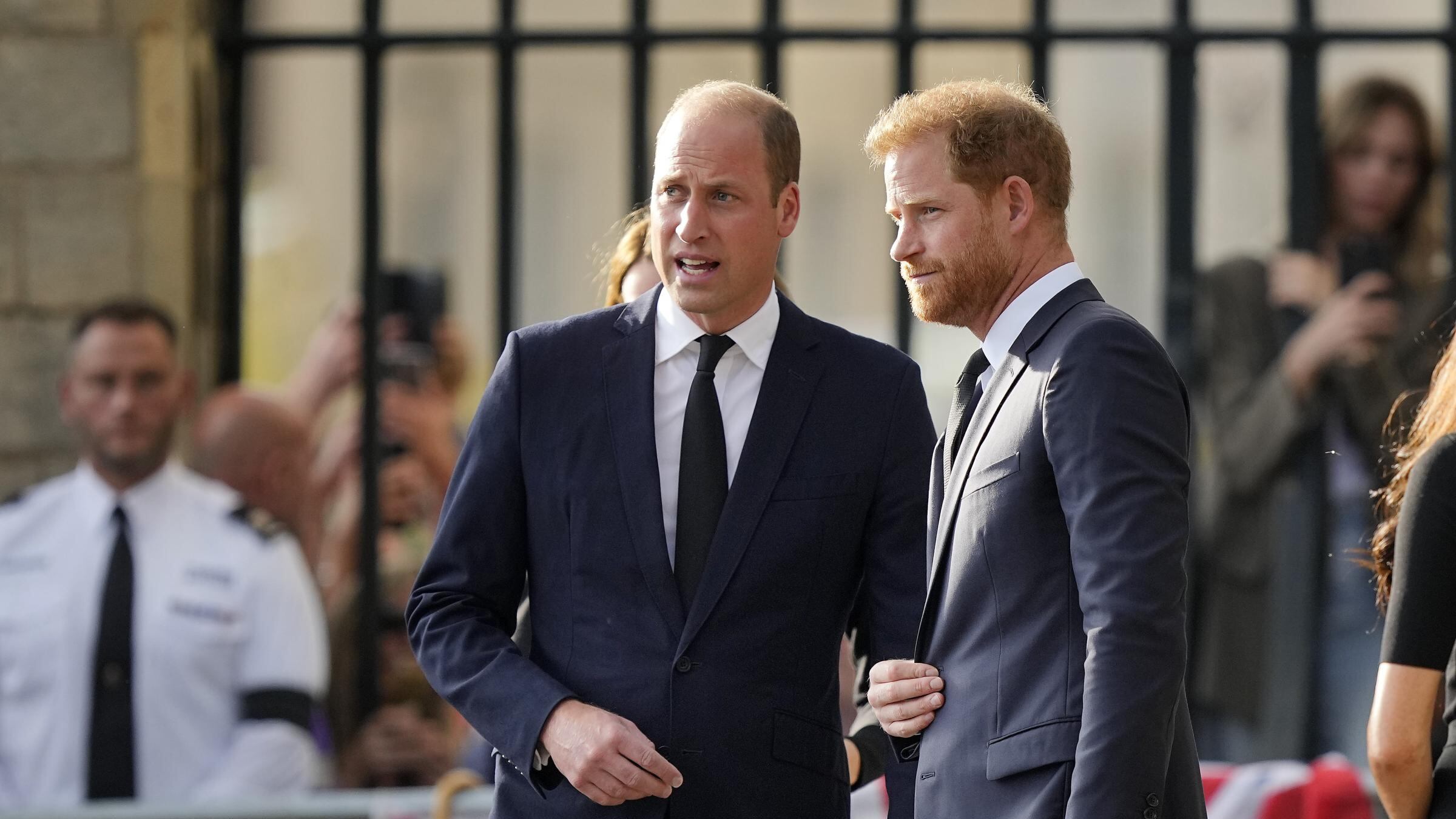 "Hanno mantenuto le distanze". Il gelo tra William e Harry al funerale dello zio