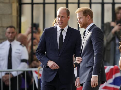 "Hanno mantenuto le distanze". Il gelo tra William e Harry al funerale dello zio