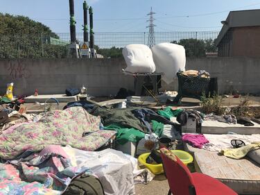 Roma, centinaia di migranti accampati in strada dopo lo sgombero dei palazzi occupati 4