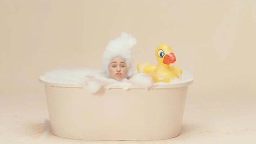 Miley Cyrus, bebè per il nuovo singolo 5