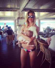 Elena Santarelli sexy in spiaggia 12