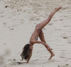 La modella Izabel Goulard in bikini sulla spiaggia di St Barth 8
