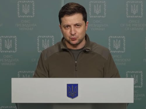 Il passato da attore, il tocco degli autori tv e i discorsi ai leader fra storia e citazioni