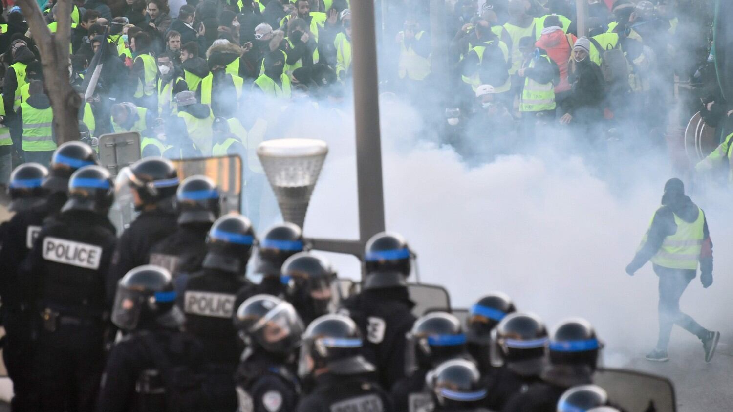 "Flash-ball", il proiettile non letale che fa discutere la Francia