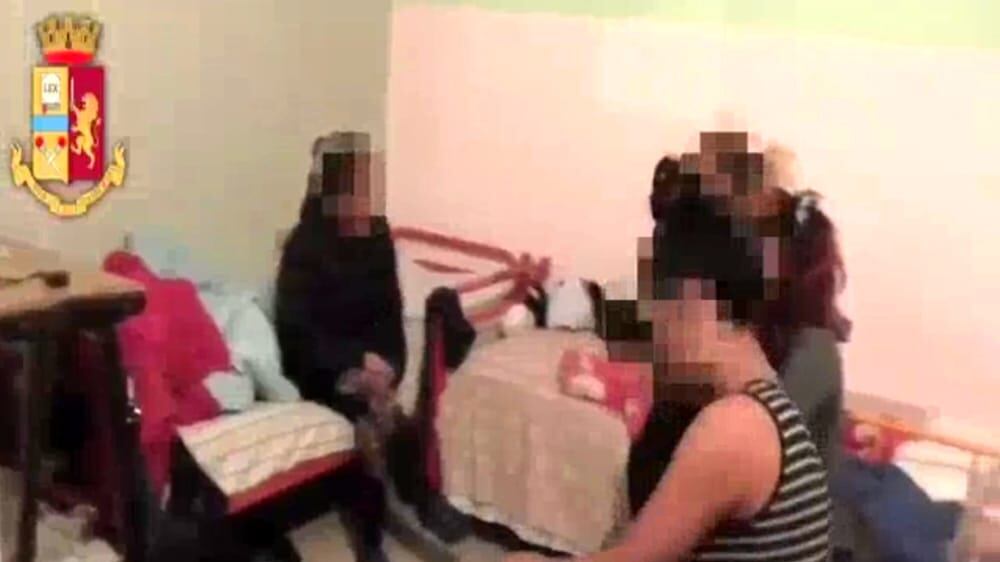 Foggia, sfruttamento della prostituzione: ragazze picchiate con corde e cavi