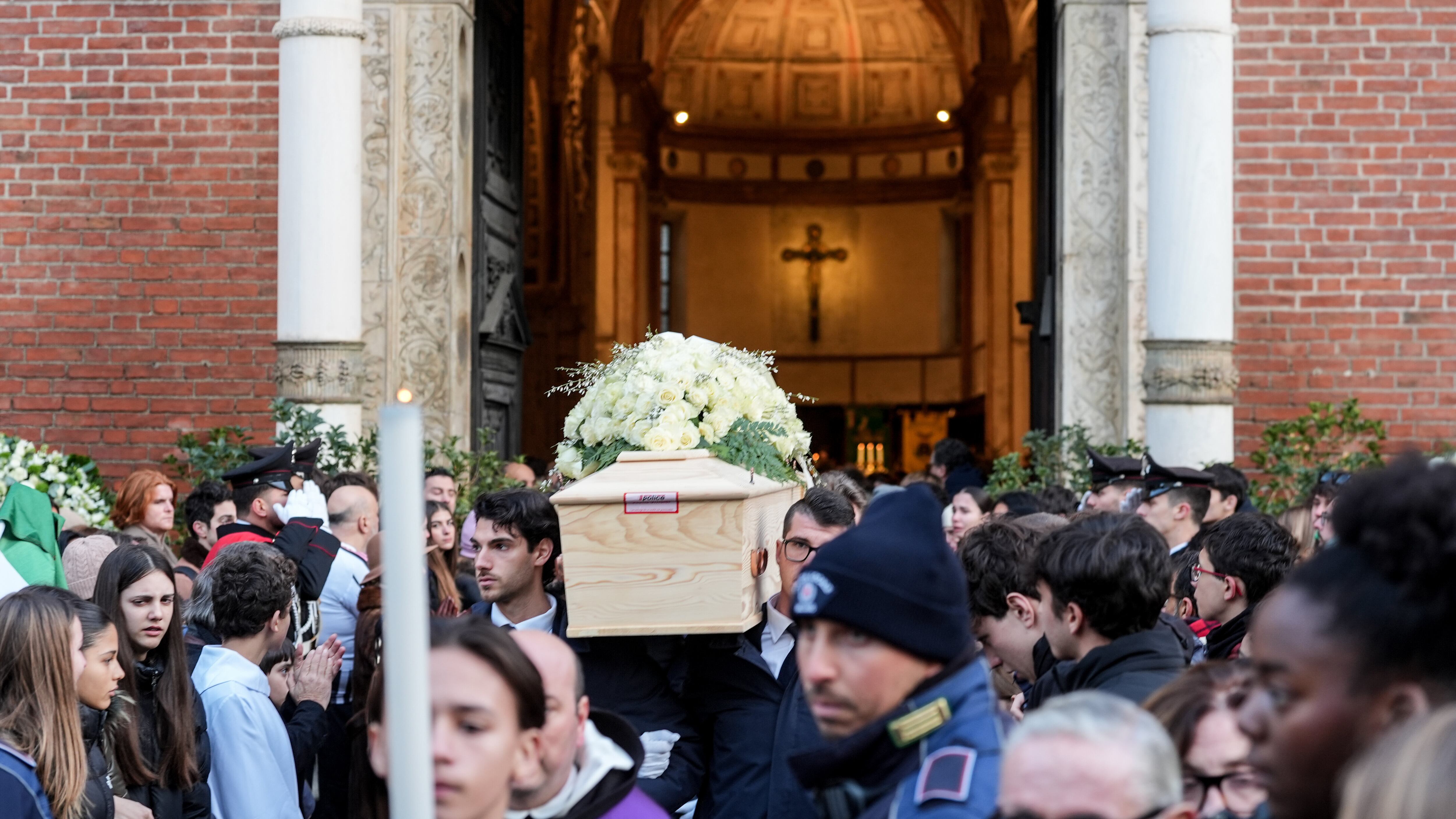 L’addio e la promessa: "Chiara, faremo tutto per darti giustizia"