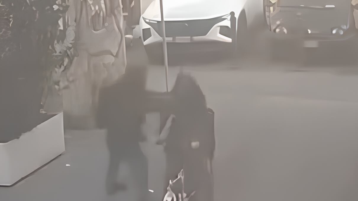 Botte a caso in strada. Ma il tunisino terrore dei passanti resta libero