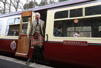 Principe Carlo veste il kilt durante una visita reale in Scozia 1