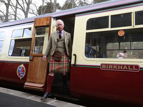 Principe Carlo veste il kilt durante una visita reale in Scozia