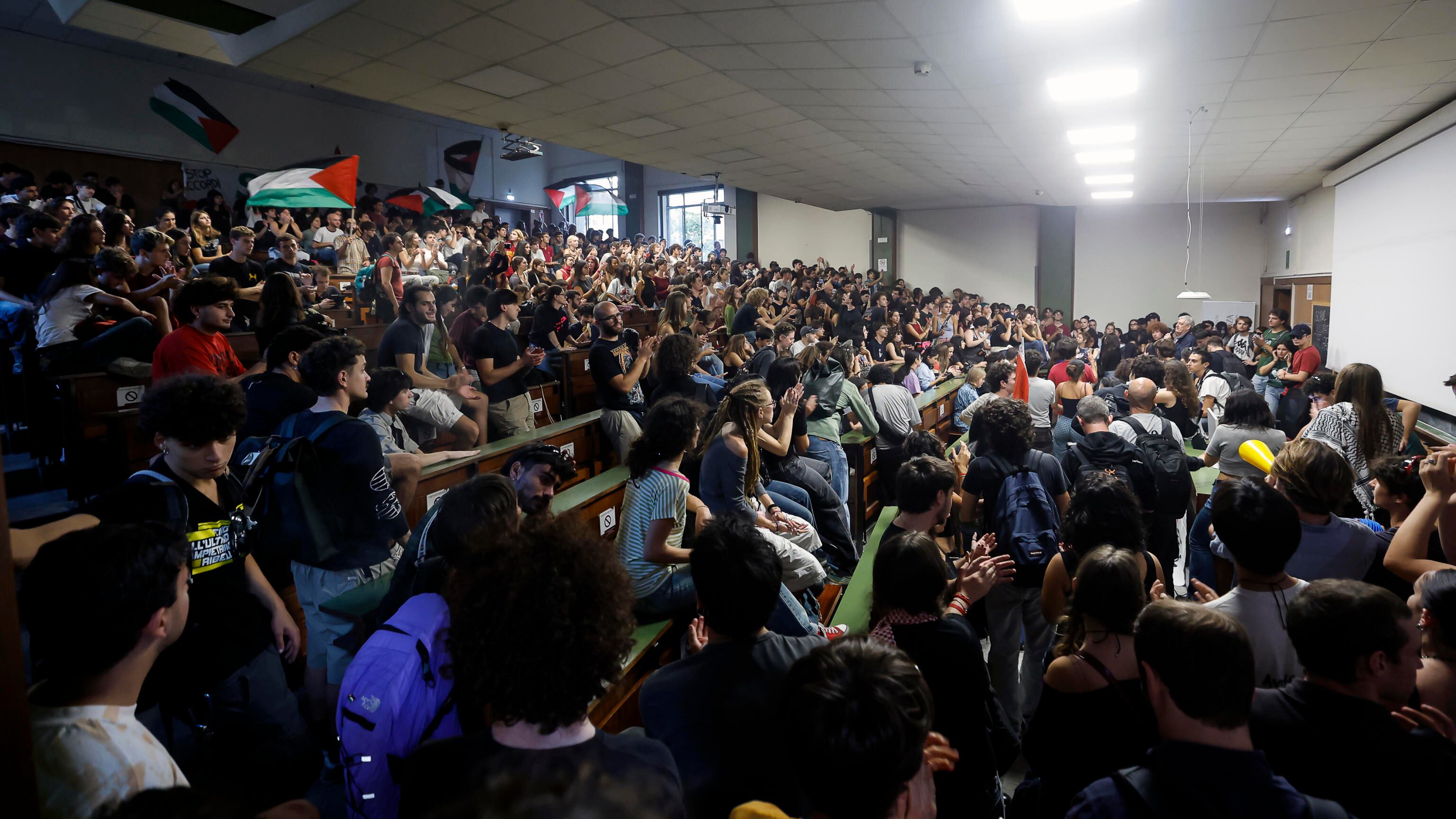 L'asse studenti-Pd. E Conte salta sul carro anti-Bernini. "Contestatori di professione"