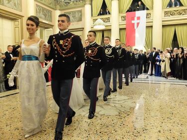 A Milano le debuttanti ballano il valzer. E c'è anche Cenerentola 34