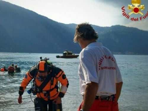Si tuffa per salvare i figli e sparisce: disperso un turista sul Lago di Como