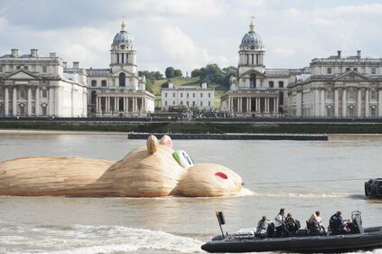 Londra, ippopotamo gigante naviga lungo il Tamigi 8