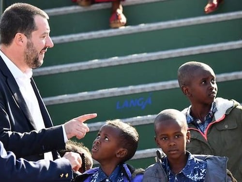 Migranti, è lite Salvini-Europa: "Regredite", "Avete pregiudizi"