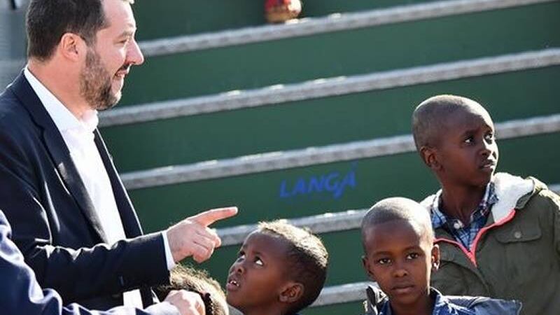 Migranti, è lite Salvini-Europa: "Regredite", "Avete pregiudizi"