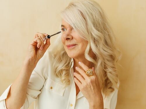 Come mettere l'ombretto sulla palpebra cadente per un trucco perfetto anche 60 anni