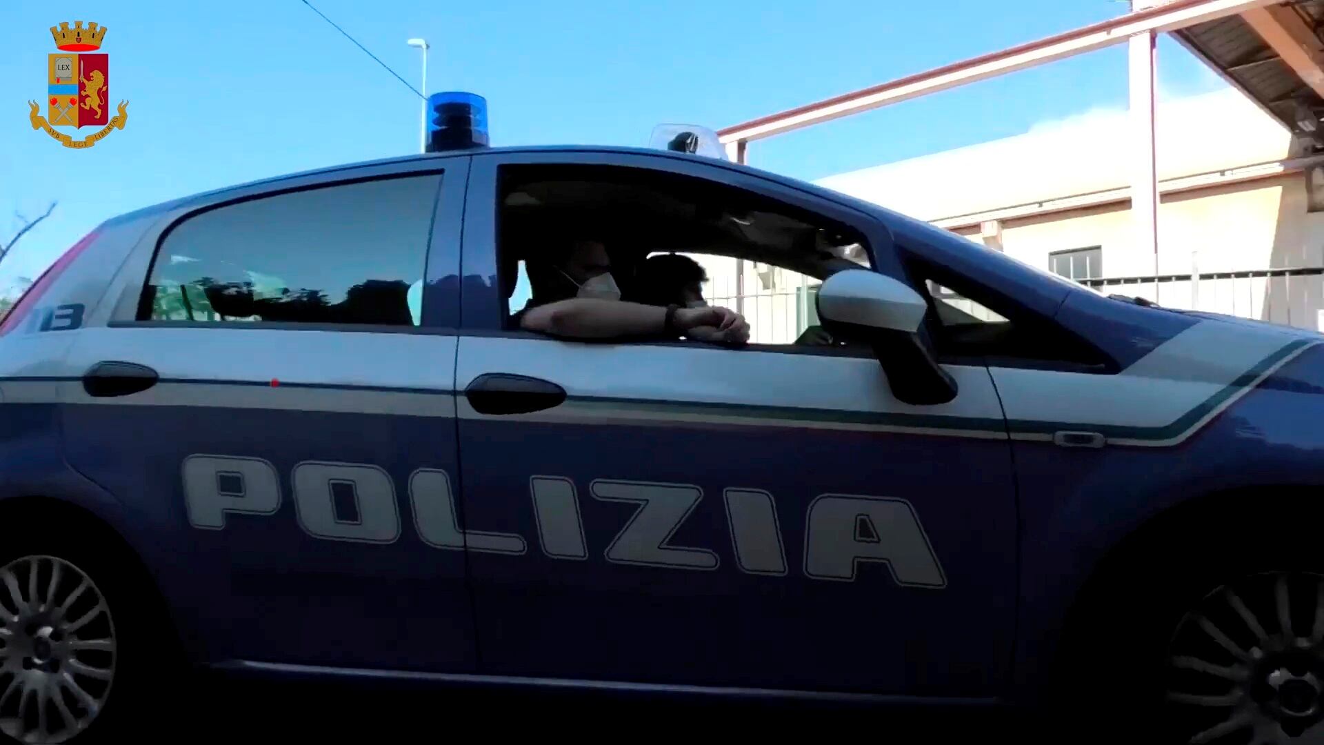 Col coltello contro i poliziotti: agente spara all'immigrato