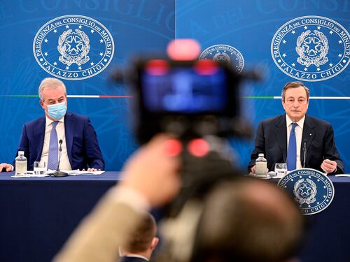 Draghi a Erdogan: "Dittatore". La Turchia convoca l'ambasciatore