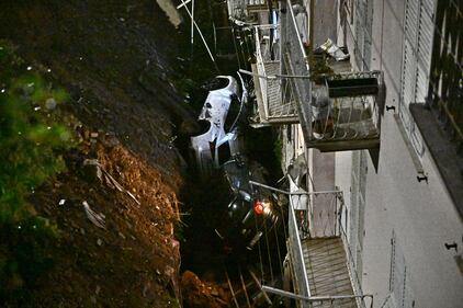 Genova, crolla un parcheggio nel quartiere di Castelletto: le immagini 4