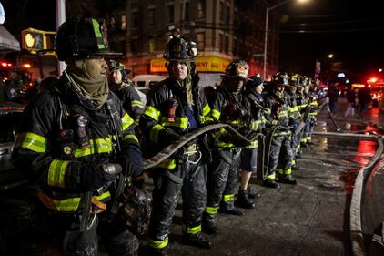 New York, brucia un intero palazzo nel Bronx 17