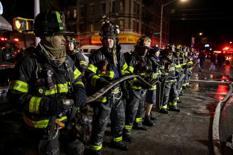 New York, brucia un intero palazzo nel Bronx 17
