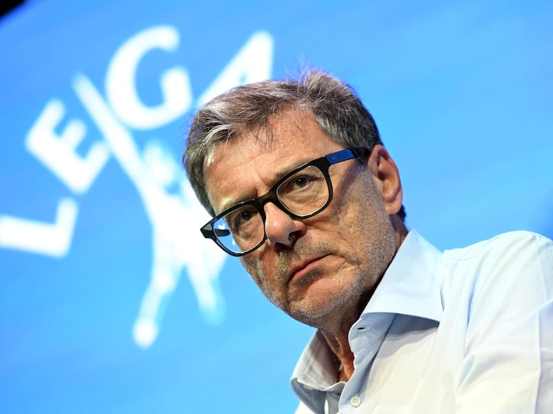 Giorgetti prepara la Manovra: flat tax al 5% sugli aumenti dei giovani, aiuti al ceto medio e attenzione al debito