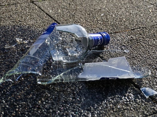 Bottiglia rotta per rapinare due giovani: in manette magrebino a Palermo