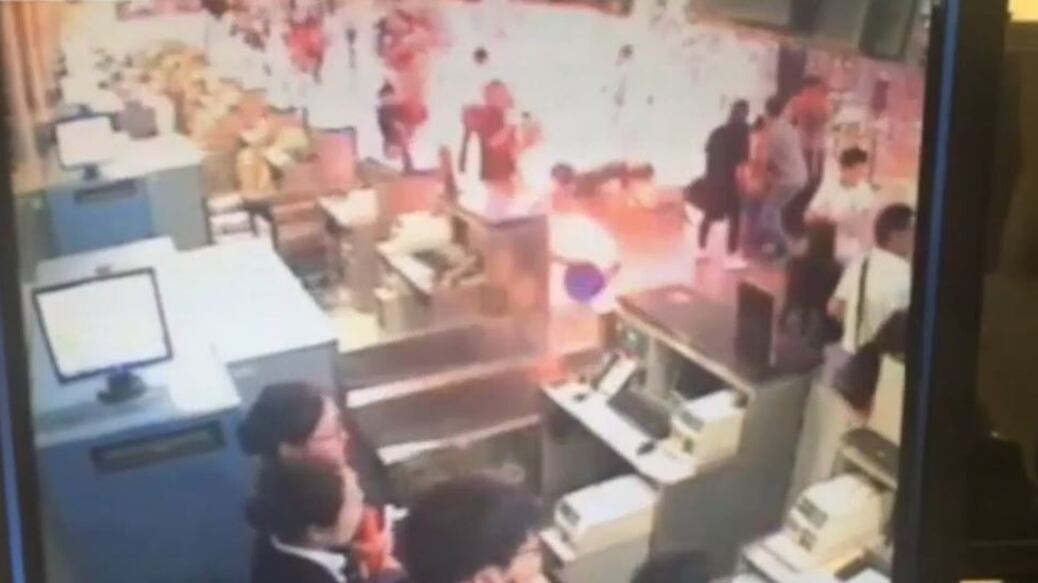 Shanghai, esplosione in aeroporto: bombe nelle valigie