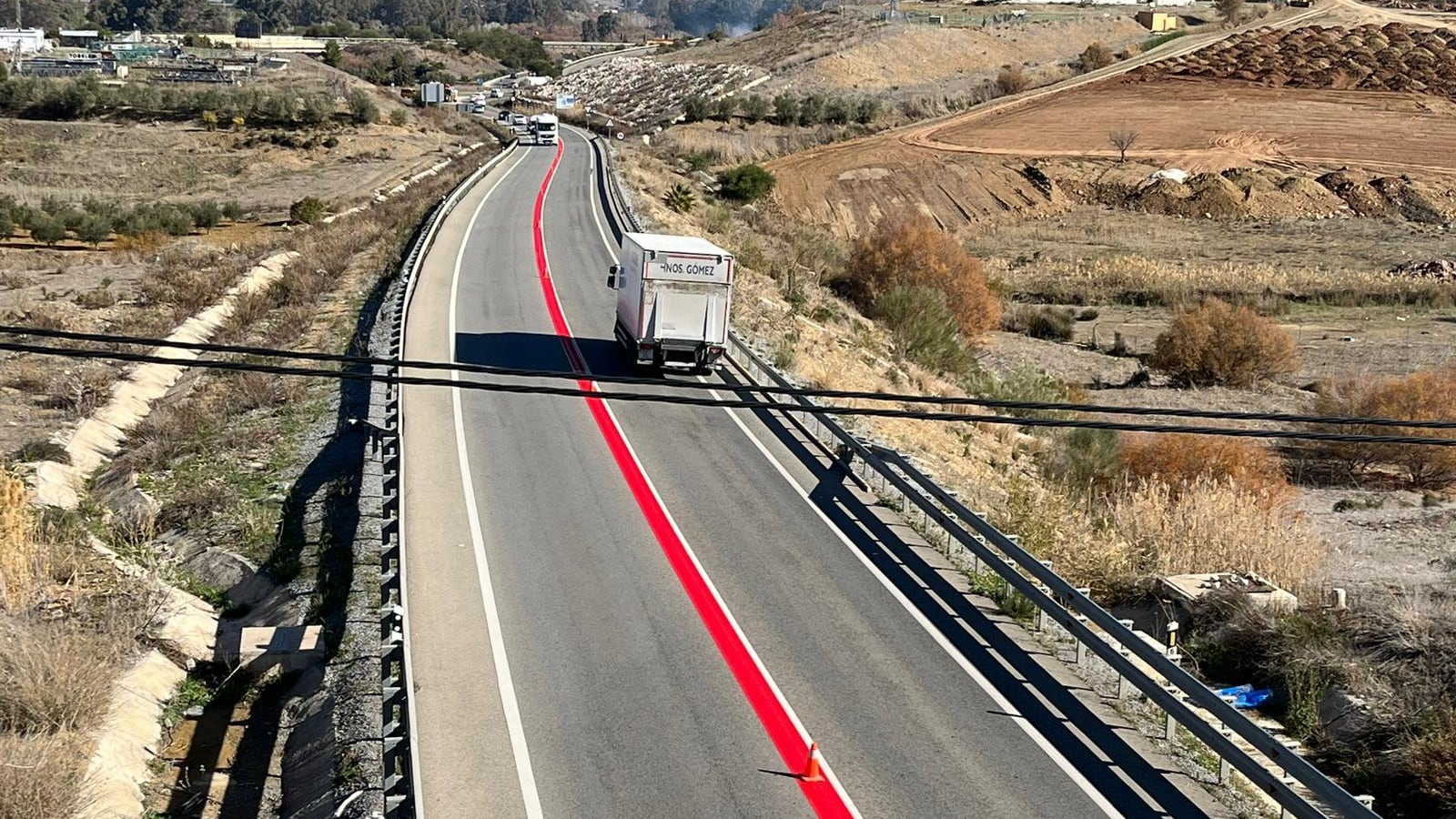 Delle strisce rosse stanno comparendo nella segnaletica stradale: sai cosa significano?