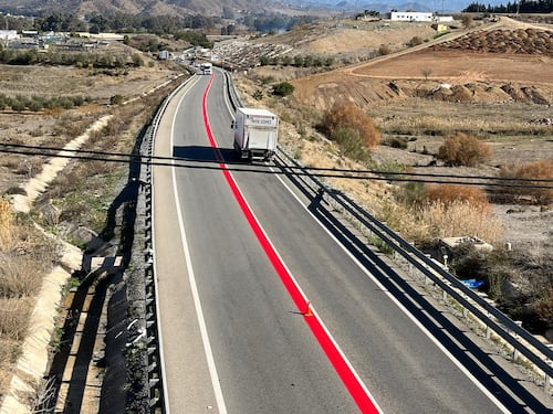 Delle strisce rosse stanno comparendo nella segnaletica stradale: sai cosa significano?